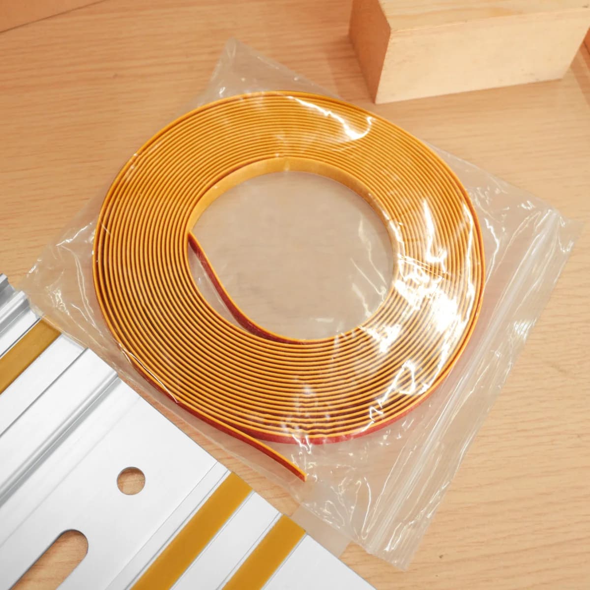 Prozorna zaščitna letev proti razcepu širine 10 mm, rolada 4/8 m